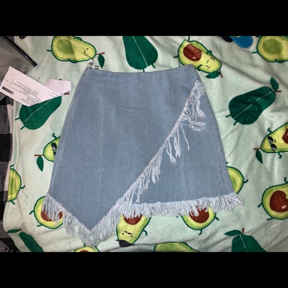 Asymmetrical flirty fringe mini skirt - Picture 2 of 4